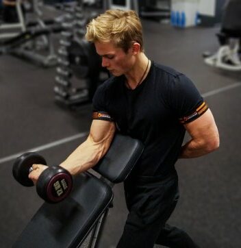 Okklusionstræning - Stående biceps curl med okklusionsbånd