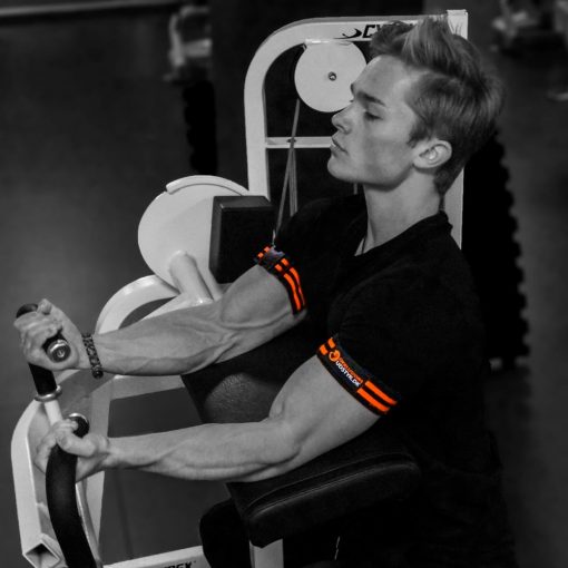 Mand træner biceps med okklusionsbånd fra Okklusionsudstyr.dk monteret på armene