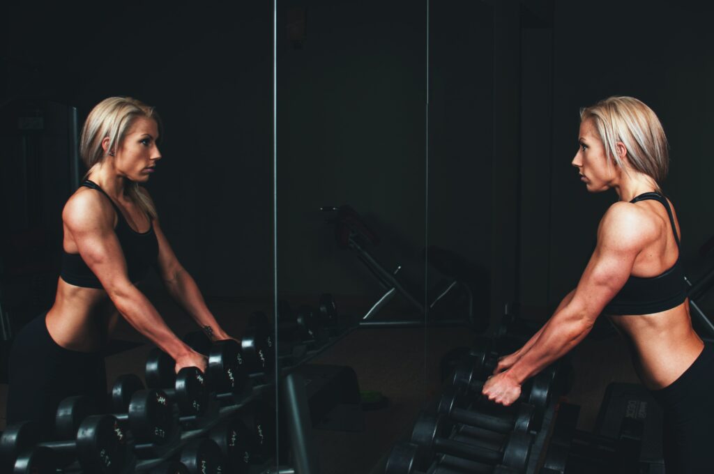 Kvinde ser sig selv i spejlet i forbindelse med træning