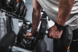 Fyr tager håndvægt fra i forbindelse med styrketræning